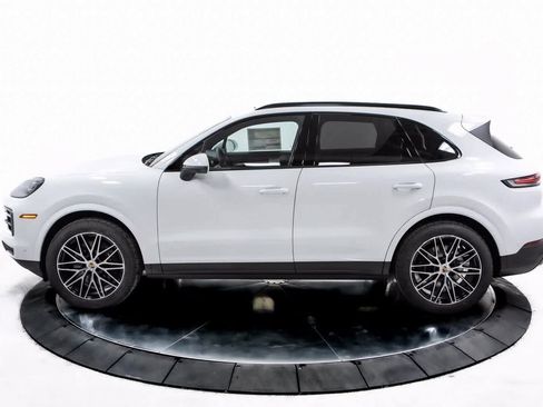 Certified 2025 Porsche Cayenne image 2