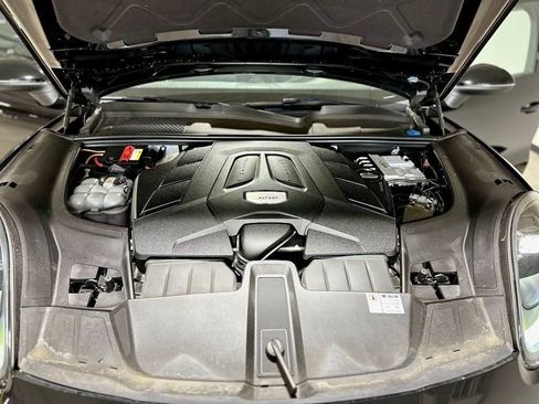 Used 2021 Porsche Cayenne w/ Driver Memory Package image 59