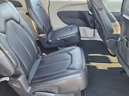 Used 2023 Chrysler Pacifica Touring-L w/ Uconnect Theater Family Group AWD/4WD image 22