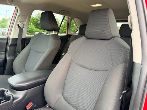 Used 2022 Toyota RAV4 LE FWD image 11