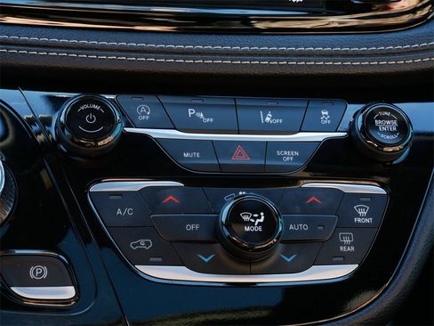 Used 2024 Chrysler Pacifica Limited w/ Uconnect Theater Family Group image 23