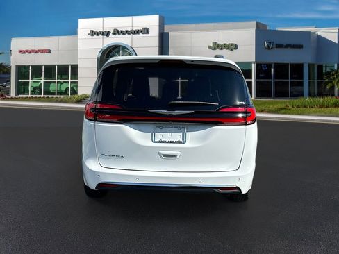 Used 2021 Chrysler Pacifica Touring-L image 6