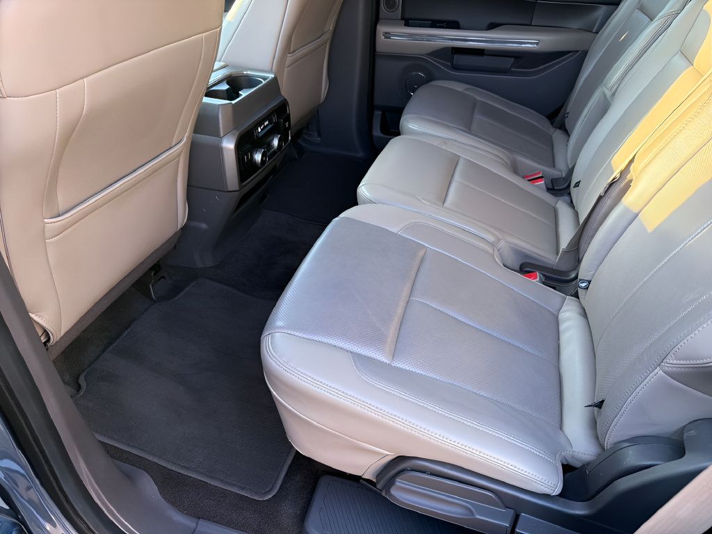 Used 2018 Ford Expedition XLT w/ Equipment Group 202A RWD image 36