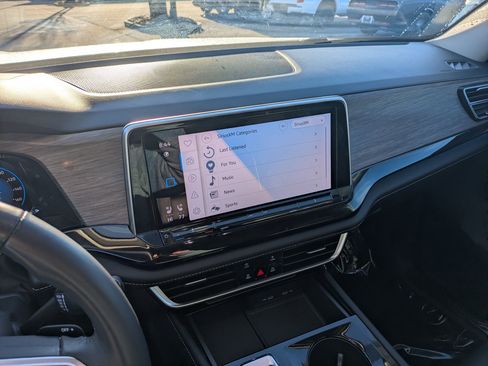 Used 2024 Volkswagen Atlas SEL Premium R-Line image 19