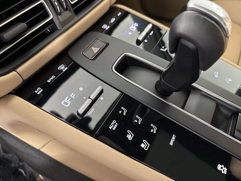 Certified 2024 Porsche Macan AWD/4WD image 31