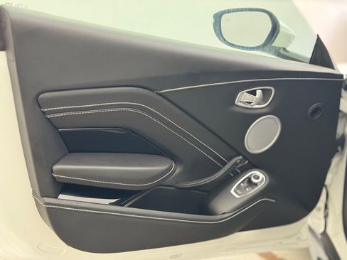 Used 2021 Aston Martin V8 Vantage Coupe image 14