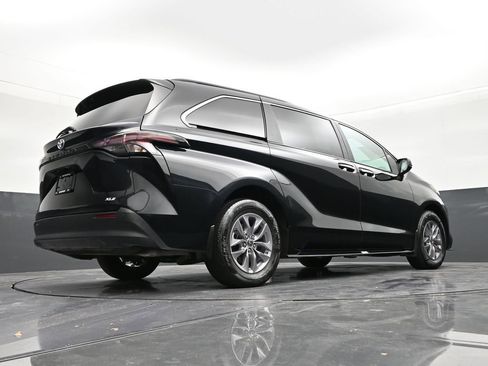 Used 2025 Toyota Sienna XLE w/ XLE Plus Package image 25