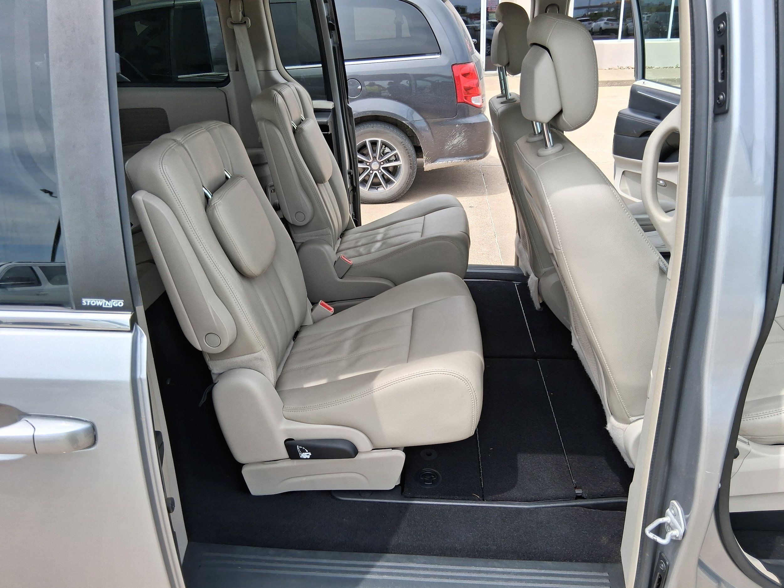 Used 2013 Chrysler Town & Country Touring FWD image 18