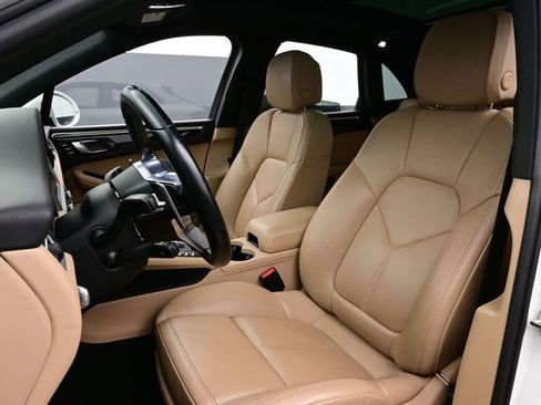 Certified 2021 Porsche Macan image 5