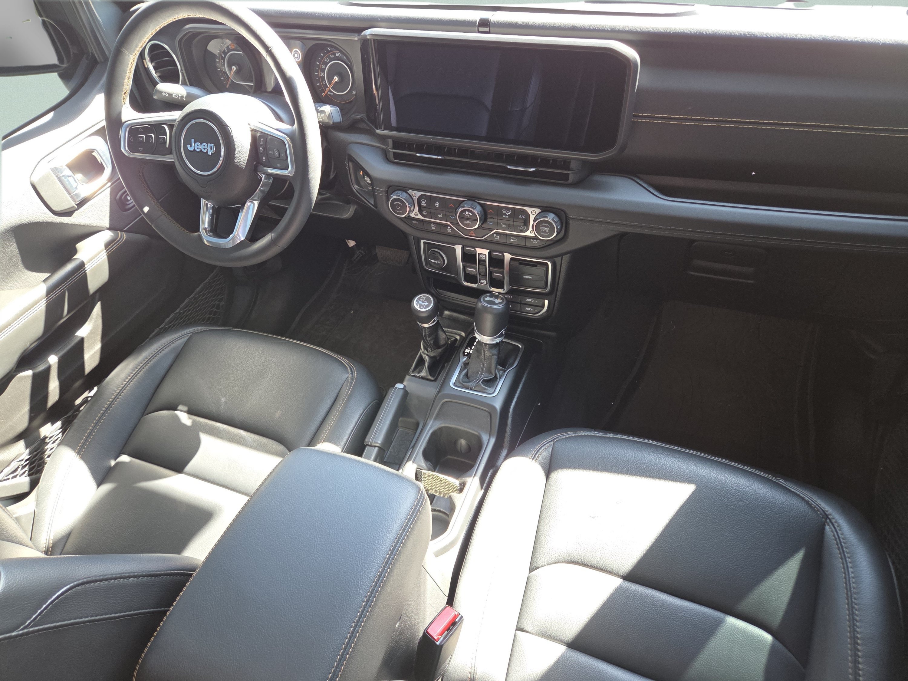 Used 2024 Jeep Wrangler Unlimited Sahara w/ Technology Group AWD/4WD image 32
