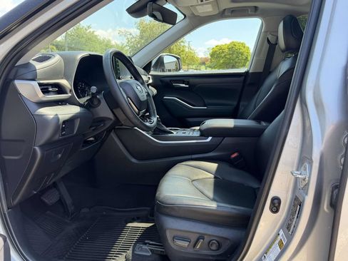 Used 2021 Toyota Highlander XLE AWD/4WD image 16