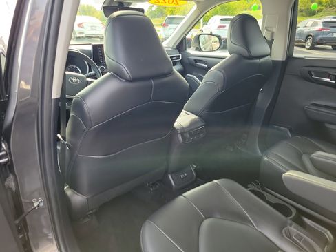 Used 2022 Toyota Highlander XLE image 13