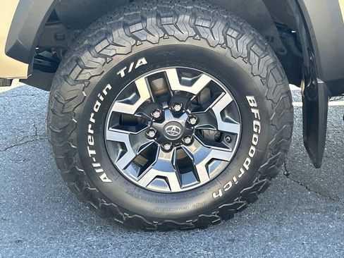 Used 2017 Toyota Tacoma TRD Off-Road AWD/4WD image 11