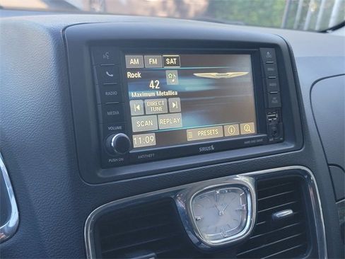 Used 2014 Chrysler Town & Country Touring image 25