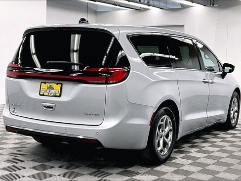 Used 2024 Chrysler Pacifica Limited FWD image 13