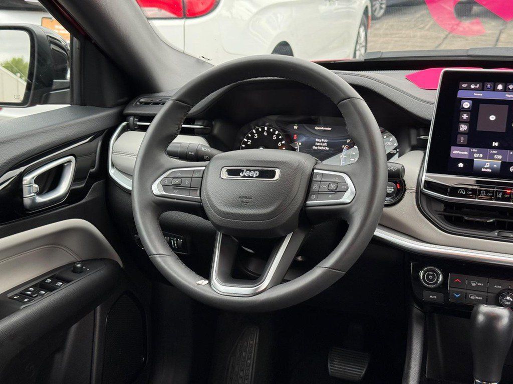 Used 2025 Jeep Compass Limited AWD/4WD image 11