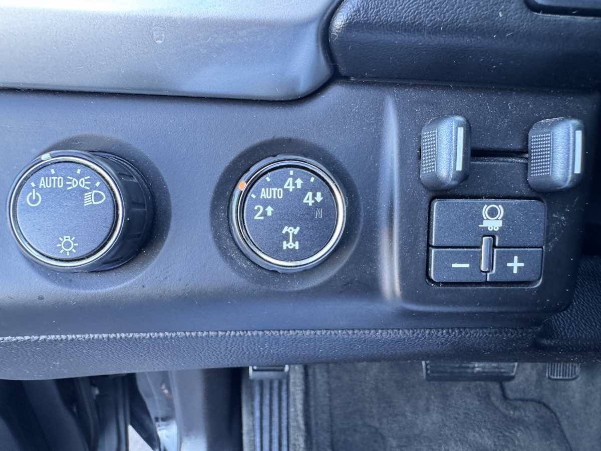 Used 2015 Chevrolet Suburban LT AWD/4WD image 46