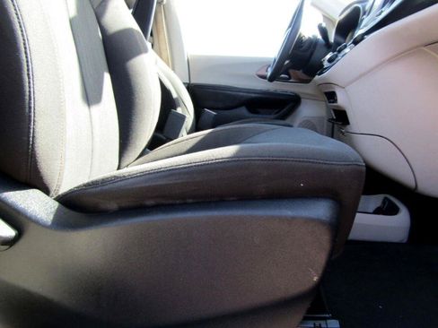 Used 2017 Chrysler Pacifica Touring FWD image 18