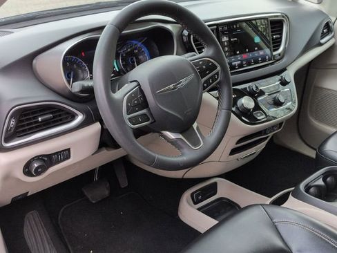 Used 2023 Chrysler Pacifica Touring-L FWD image 12