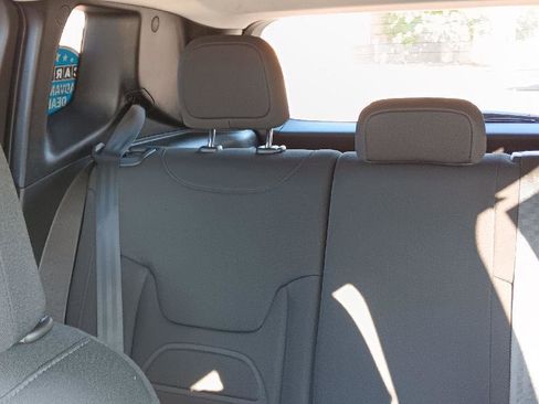 Used 2018 Jeep Renegade Latitude image 25