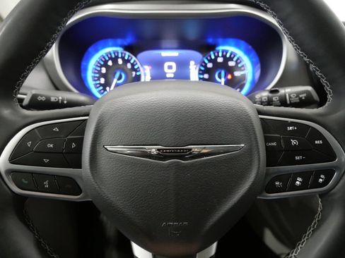 Used 2024 Chrysler Pacifica Touring-L FWD image 16