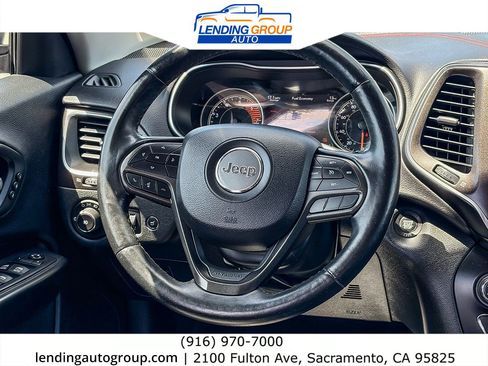 Used 2019 Jeep Cherokee Trailhawk AWD/4WD image 14