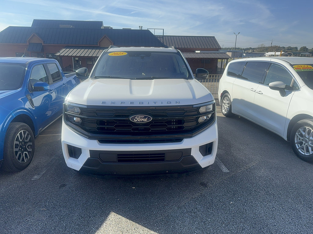 Used 2025 Ford Expedition Active RWD image 2