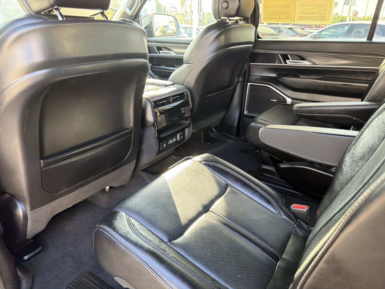 Used 2024 Jeep Wagoneer Series III AWD/4WD image 11