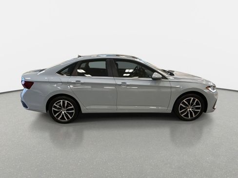 Used 2025 Volkswagen Jetta SE image 4