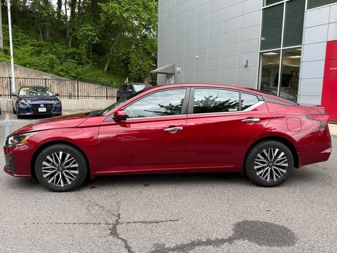 Used 2023 Nissan Altima 2.5 SV w/ SV Premium Package AWD/4WD image 3