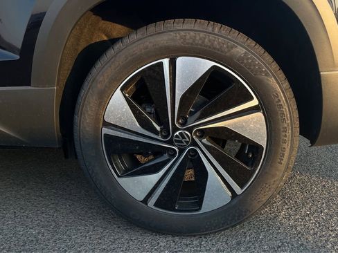 New 2024 Volkswagen Taos SE image 18