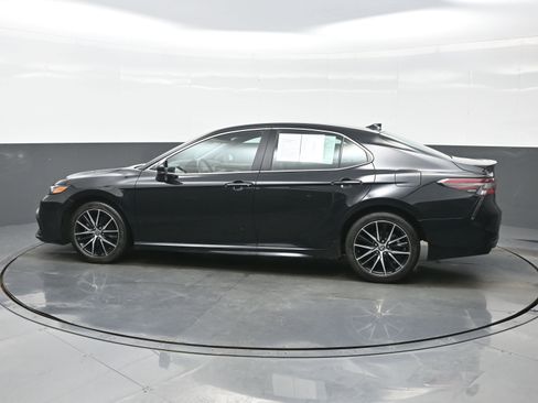 Used 2024 Toyota Camry SE image 3