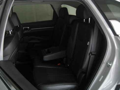 Used 2024 Kia Sorento S w/ Panoramic Sunroof Package image 9