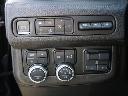 Used 2021 GMC Yukon Denali w/ Denali Ultimate Package image 12