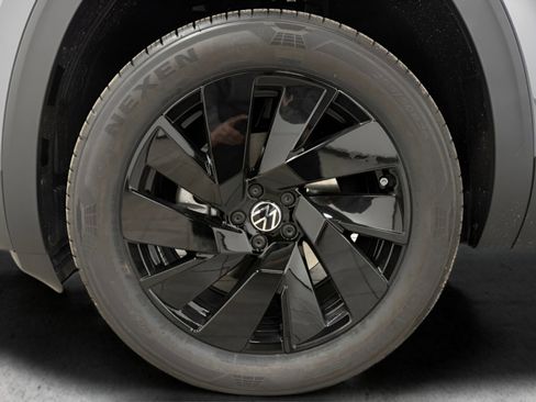 New 2026 Volkswagen Atlas Cross Sport SE FWD image 21