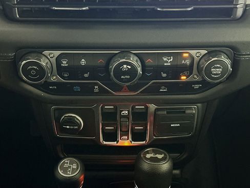 Used 2025 Jeep Wrangler Sahara image 22