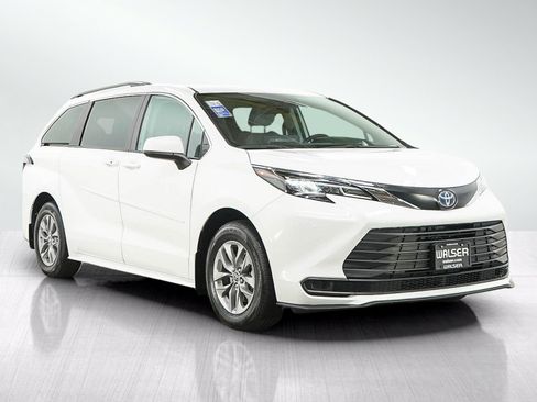 Used 2024 Toyota Sienna LE AWD/4WD image 8