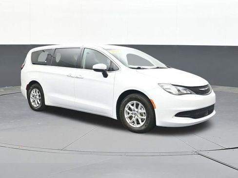 Used 2022 Chrysler Voyager LX FWD image 21