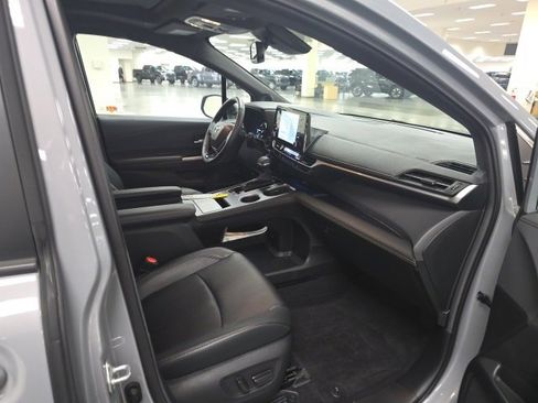 Certified 2023 Toyota Sienna XLE Woodland Edition image 6