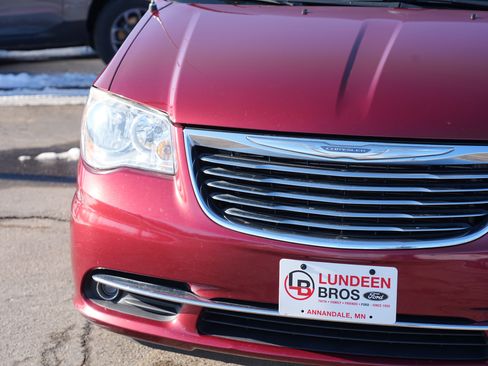 Used 2016 Chrysler Town & Country Limited image 11