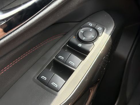 Used 2025 Chevrolet Trax RS w/ Sunroof Package FWD image 18