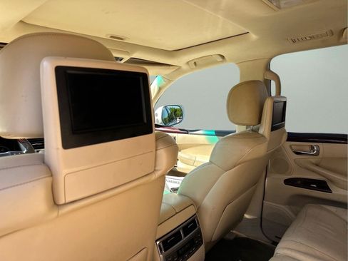 Used 2013 Lexus LX 570 4WD w/ Luxury Pkg image 19