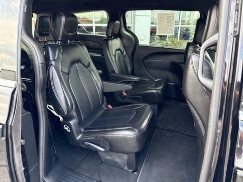 Used 2025 Chrysler Pacifica Select FWD image 32