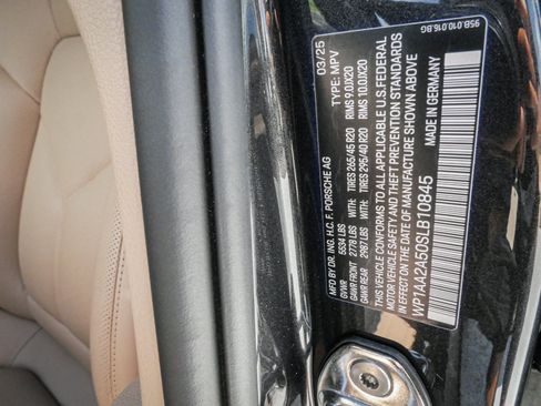 Used 2025 Porsche Macan AWD/4WD image 35