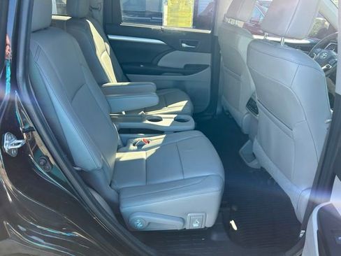 Used 2018 Toyota Highlander XLE AWD/4WD image 19