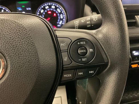 Used 2021 Toyota RAV4 LE image 18