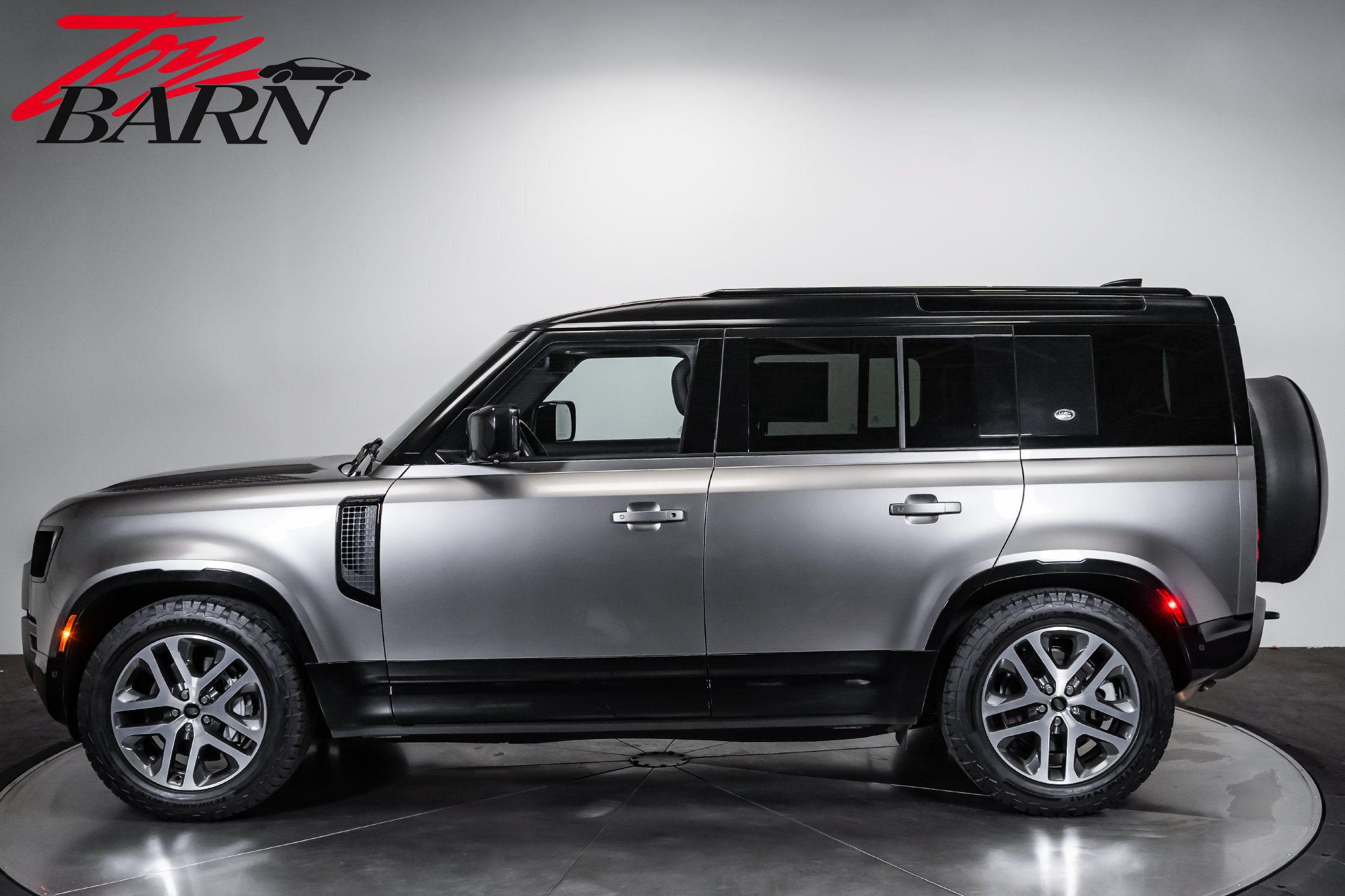 Used 2024 Land Rover Defender 110 X-Dynamic SE AWD/4WD image 2