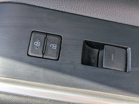 Used 2024 Toyota Highlander LE FWD image 37
