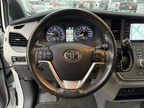 Used 2020 Toyota Sienna XLE image 24