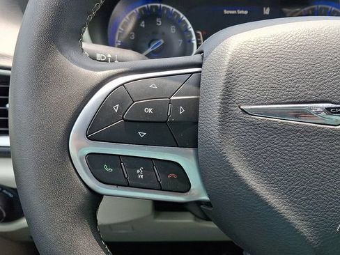 Used 2024 Chrysler Pacifica Touring-L FWD image 21